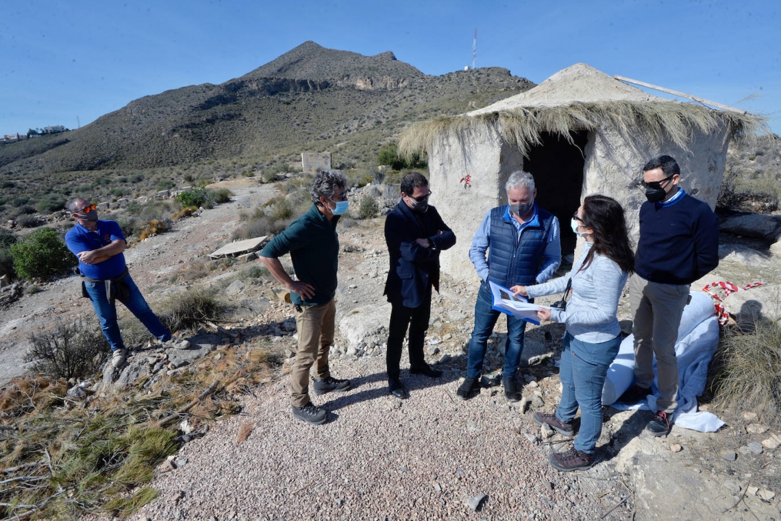 Políticos y arqueóloga en Cabezo del Plomo, Mazarrón. Fuente: laverdad.es